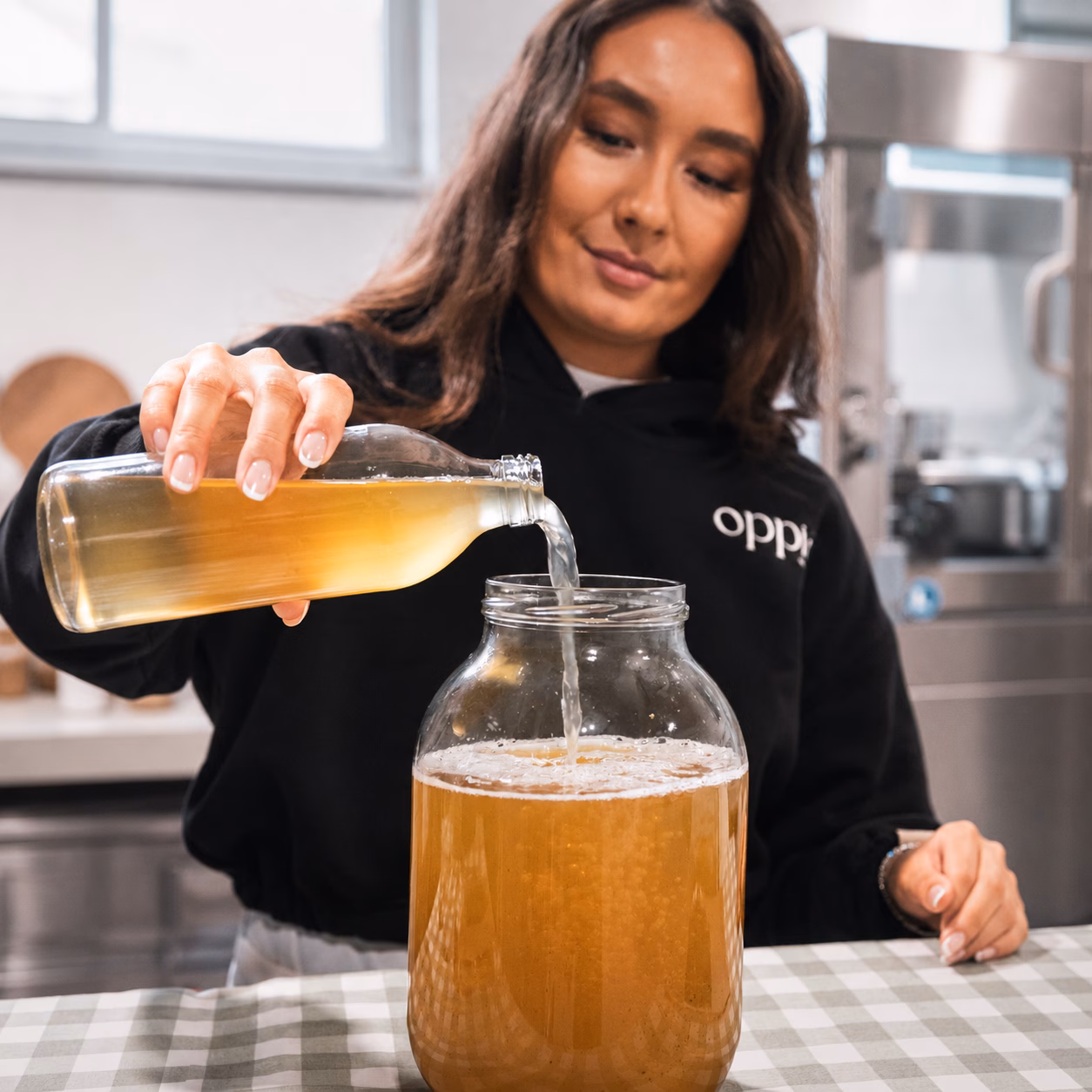 Nalievanie čajového základu do fermentačnej nádoby