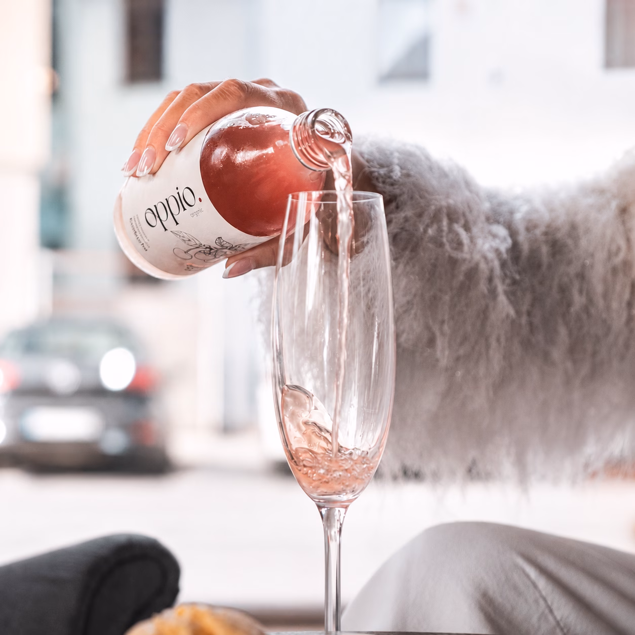 oppio. kombucha na stole s jedlom a fľašami