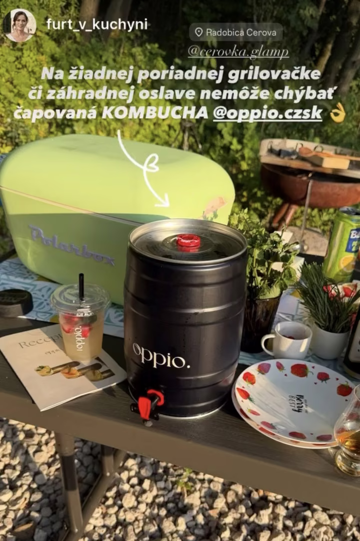 Kombucha KEG oppio. na stole pri záhradnej grilovačke